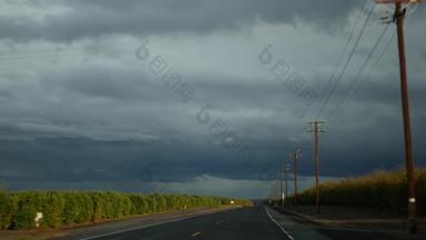 开车汽车路旅行加州美国视图车搭便车旅行曼联州高速公路山<strong>多</strong>云的戏剧性的天空雨风暴美国风景优美的次要的<strong>领域</strong>乘客观点
